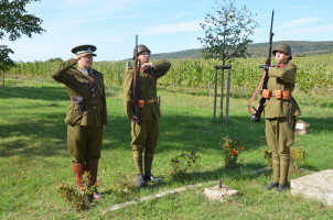 Členové brněnského Klubu vojenské historie držící čestnou stráž.