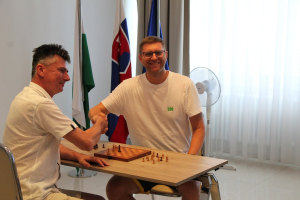 Během cesty po partnerských městech usedl Robert Knebl několikrát také k šachovnici. Partie se staly další příležitostí, jak se s místními lidmi poznat trochu jinak.
