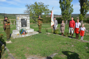 Čestnou stráž u pomníku Otmara Chlupa drželi drželi členové Tělocvičné jednoty Sokol Znojmo s muži brněnského Klubu vojenské historie.