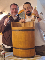 Předseda Spolku chvalovických vinařů Petr Adámek s italským vinařem Giuseppem ve vinařství Simkó Pinceszet