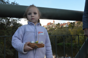 Čtyřletá Maruška Vartiaková na vzpomínkovou akce poprvé přišla vloni. Krátce po vstupu do Sokola.