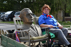 Ozdobou každého prvomájového průvodu byli Marx, Engels, Lenin a první dělnický československý prezident Klement Gottwald. Jeho busta se vezla v křesle na alegorickém voze.