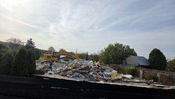 O půl deváté dopoledne zbyly z rodinného domu jen sutiny.