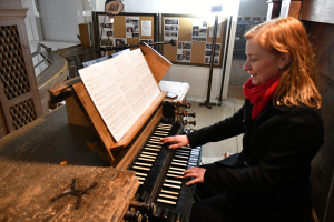 Varhanice Soňa Kružíková za manuály louckých varhan.