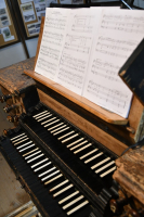 Manuály barokních varhan v kostele Nanebevzetí Panny Marie a sv. Václava ve Znojmě – Louce.