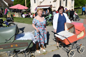Zařadily se i maminky, které přišly s dobovými kočárky, v nichž se vezly panenky. Ovšem v jednom bylo dobově načančané mimino.
