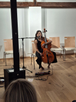Po literárním bloku večera následoval koncert hudebnice TALIRAW.