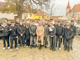 Prezidentský pár se studenty Obchodní akademie. foto: archiv Petry Mikešové