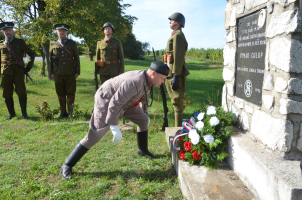 Za TJ Sokol Znojmo položil květiny u Chlupova pomníku Pavel Šenekl.