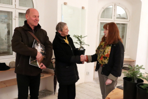 Cenu za 1. místo přebírají navrhovatel Václav Kropáč a starostka Šatova Lenka Stupková. Cenu předává Markéta Frindová (vpravo) z Ekocentra Vřesoviště