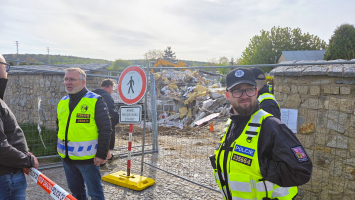 Na místě zasahovali policisté a v pohotovosti byl i antikonfliktní tým.
