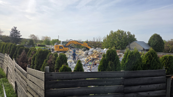 Bourání domu Františka Sklenáře začalo v ranních hodinách.