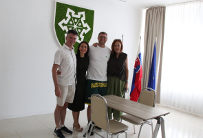 Robert Knebl (úplně vlevo) se během návštěvy partnerské městské části setkal také s místostarostou Ružinova (městská část Bratislavy) Markem Machatou (úplně vpravo). Ani tady nechyběla šachová partie, které se během jeho cesty staly jedním ze způsobů, jak