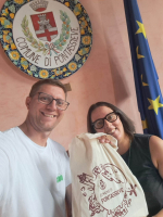 V italském Pontassieve, poslední zastávce své cesty po devíti partnerských městech, se Robert Knebl setkal s Martinou Betulanti. Z města si kromě zážitků odvezl také připomínku místního partnerství.