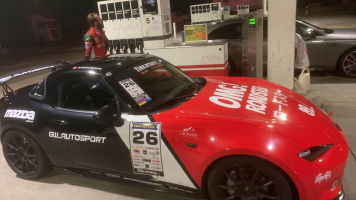 Krátce po půlnoci svezl Roberta Knebla francouzský závodník Bryan Bontemps ve své sportovní Mazdě MX-5, se kterou závodí v seriálu Time Attack Roadster Challenge.