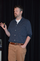 Učitel historie Zbyněk Sturz se po pětačtyřiceti minutách přednášky omluvil. Spěchal domů vykoupat ročního synka.