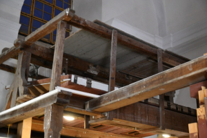 Za varhanami se nachází dřevěná konstrukce, kde jsou ve výšce asi tří metrů nad kůrem umístěny měchy. Pod nimi měli své místo kalkanti, kteří se dříve šlapáním na měchy starali o přísun stlačeného vzduchu do varhan.