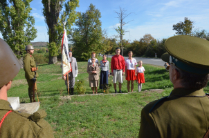 Členové Tělocvičné jednoty Sokol Znojmo při zpěvu Československé státní hymny.