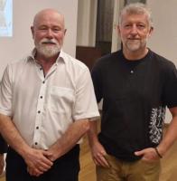 Přednášku organizuje Znojemský tvořitel Bronislav Mikulášek. Na snímku s Alešem Novotným (vlevo).