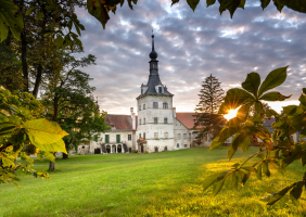 Pohled na věž uherčického zámku z tamního parku.