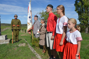Členové Tělocvičné jednoty Sokol Znojmo při zpěvu Československé státní hymny.
