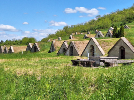 Sklepy pod ochranou UNESCO Gomboshegyi pince u městečka Sárospatak