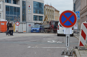 Podle dopravní značky skončí 31. července 2026 v 18:01 hodin zákaz zastavení na vjezdu do centra Znojma. Někteří obchodníci meskrývají obavy, že provoz zde ještě nebude obnoven.
