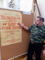 Jiří Dohnal se vzácným plakátem z roku 1899.