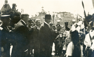 Prezident Masaryk dostává kytici od školaček, které ho vítaly jménem znojemských dětí.