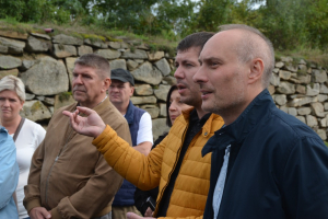 Místostarosta Znojma Jakub Malačka (gestikulující), vedle něj starosta František Koudela, v pozadí vedoucí odboru životního prostředí František Hušek.