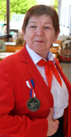 Do prvomájového průvodu se chodilo zásadně v krojích. Ať už to byli vojáci, kominíci, svazáci či třeba tato pionýrka.