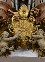 Součástí předního pozitivu varhan (vznikl kolem poloviny 18. století) je erb patřící louckému opatu Karlu Kratochvíle.