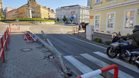 Náklaďák poškodil semafor ve Znojmě, řidiče zastavili až u Moravských Budějovic