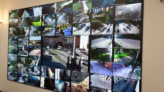 Městská policie Znojmo má nové moderní monitorovací centrum s velkoplošnou videostěnou