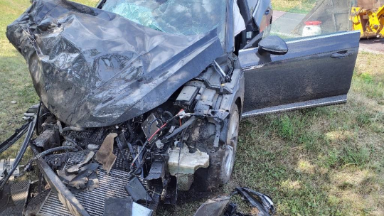 Auto u Jiřic při předjíždění narazilo do nakladače. Dva muži skončili v nemocnici