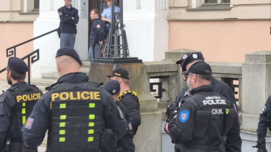Policisté vyklidili budovu soudu, někdo tam nahlásil bombu
