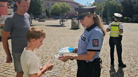 Policisté rozdávali cyklistům rady i nealkoholické pivo