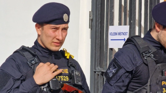 Slovně napadal členy volební komise, vyjížděla policie