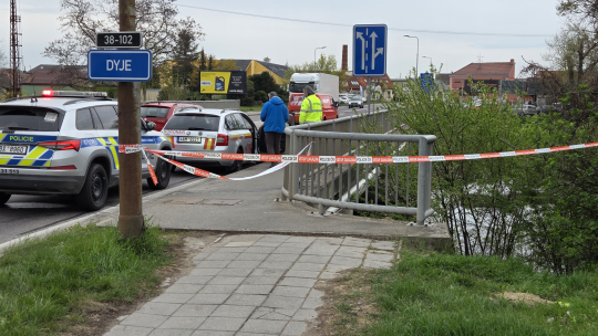 Pod mostem u Dukelských bojovníků zasahují policisté, našli tělo muže