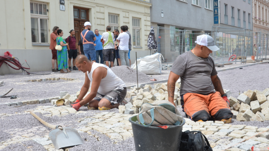 Náměstí Svobody bude od srpna opět průjezdné. Dlažba připomene středověkou věž