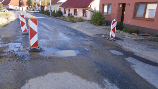 Objížďka vede přes rozbitou silnici. Obyvatelé Chlupic se bojí o domy i vodovod