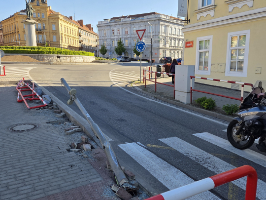 Náklaďák poškodil semafor ve Znojmě, řidiče zastavili až u Moravských Budějovic