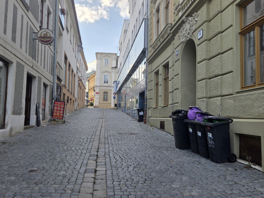 Muž ve Znojmě napadl ženu, která ho odmítla pustit do domu. Skončil ve vazbě