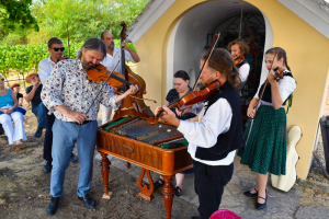 Cimbálová muzika Antonína Stehlíka s primášem a současně prezidentem festivalu Jiřím Ludvíkem. foto: -eis-