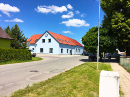 Novotou zářící multifunkční objekt zůstává v Suchohrdlech u Miroslavi nepřehlédnutelný.