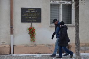 Ne všichni, kdo projdou kolem pamětní desky generála Jiřího Jaroše na ulici nesoucí jméno tohoto hrdiny druhého odboje, ji zaregistrují.