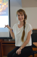 Blanka Javorová, obřadnice ze spolku Ke kořenům a spoluzakladatelka přírodního hřbitova Les vzpomínek.