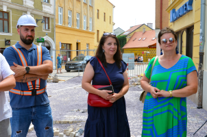 Stavbyvedoucí ze společnosti Elspace, s.r.o. Lukáš Vala, místostarostka Znojma Bohumila Beranová a architektka Městského úřadu Znojmo Iveta Ludvíková. foto: -MEM-