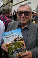 Jaromír Čepička s právě vydanou knihou Vinařství Znojemska.