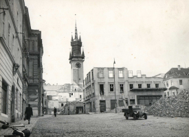 Masarykovo náměstí ve Znojmě během odklízení trosek po bombardování města v dubnu 1945. Z fotoarchivu JMM